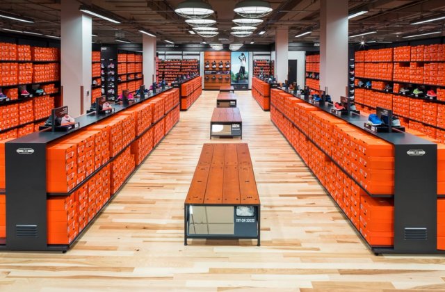 zich zorgen maken rekruut Astrolabium Nike Factory Store 36698 Bayside Outlet | Work and Travel USA with Integral